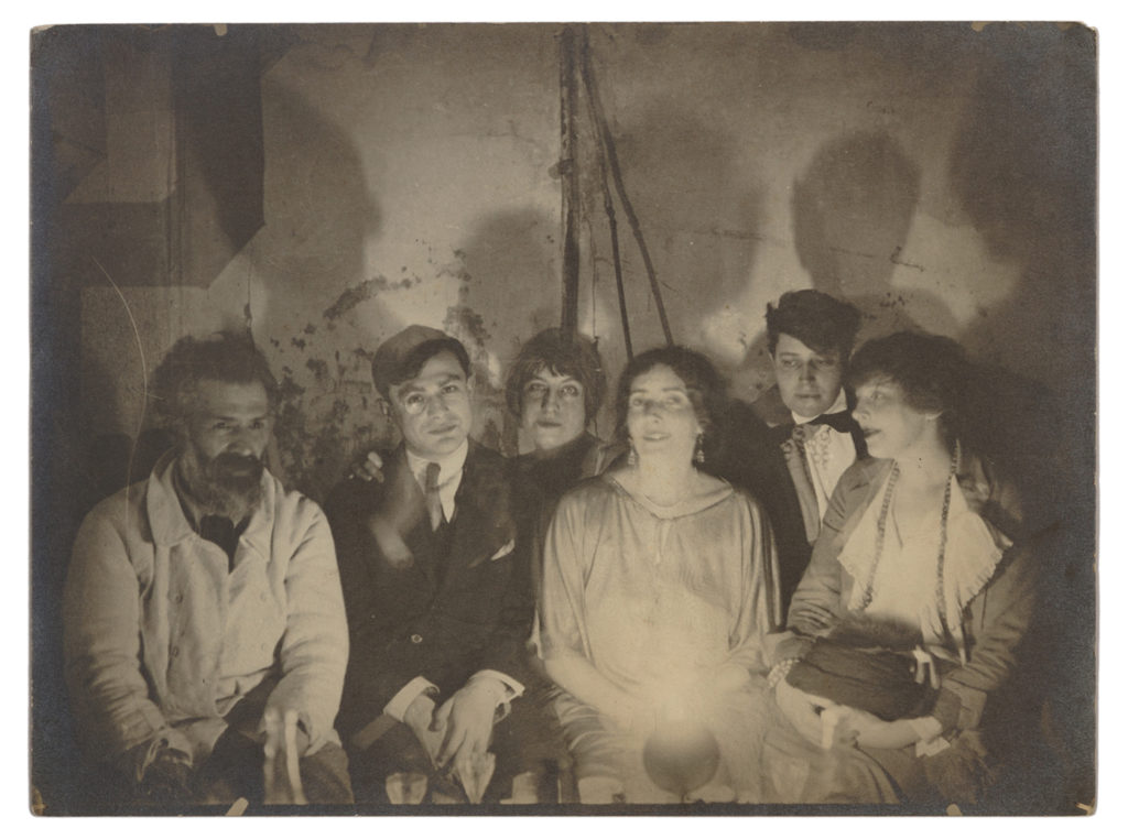 In Constantin Brancusis Atelier. V.l.n.r.: Constantin Brancusi, Tristan Tzara, Berenice Abbott, Mina Loy, Jane Heap und Marga