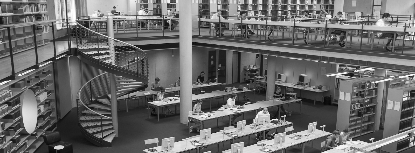 Lesesaal der Deutsche Nationalbibliothek Frankfurt in schwarz/weiss
